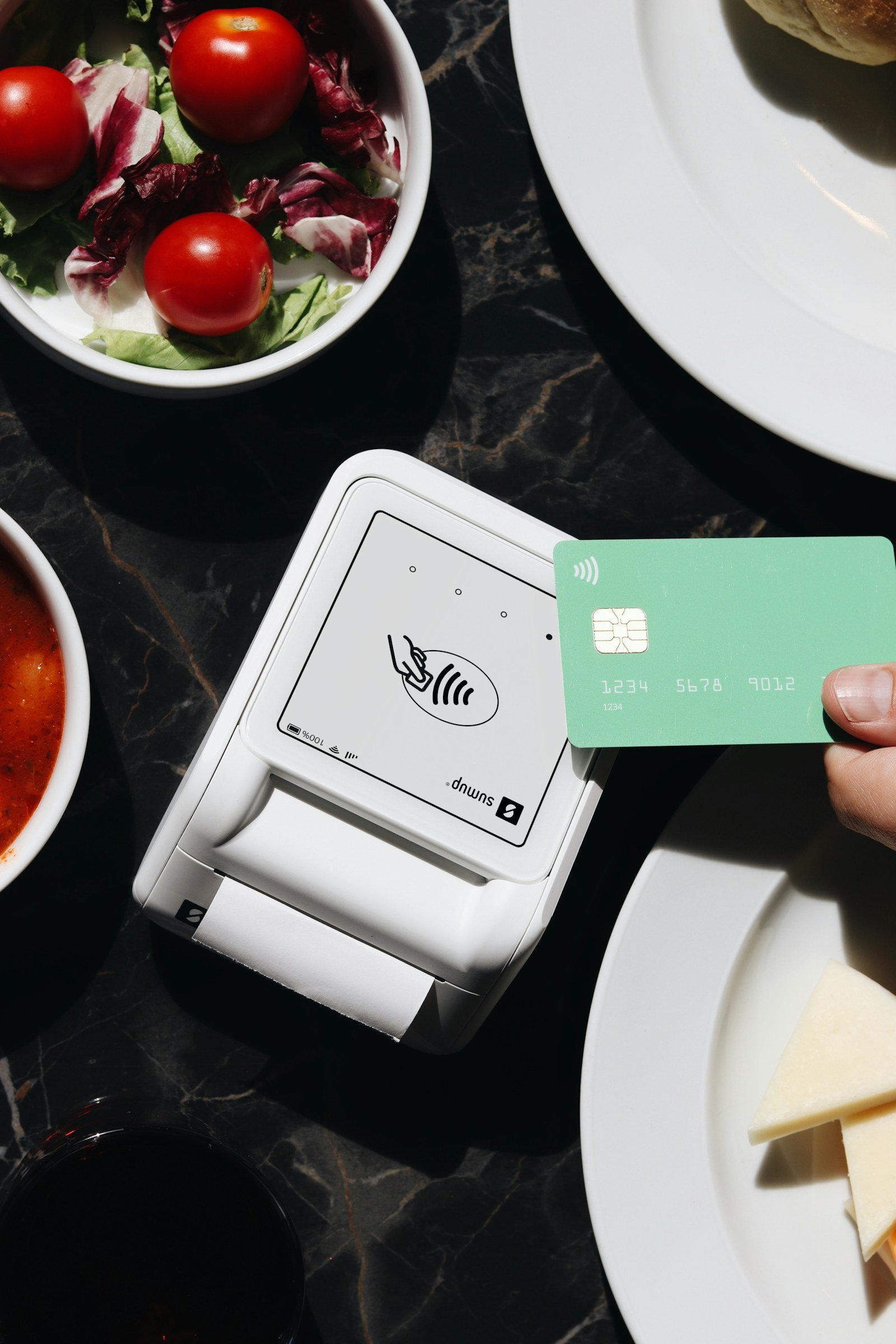 SumUp Solo con stampante mentre un cliente paga con la carta